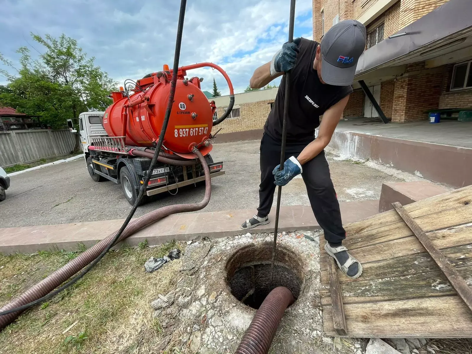 Чистка дна выгребных ям