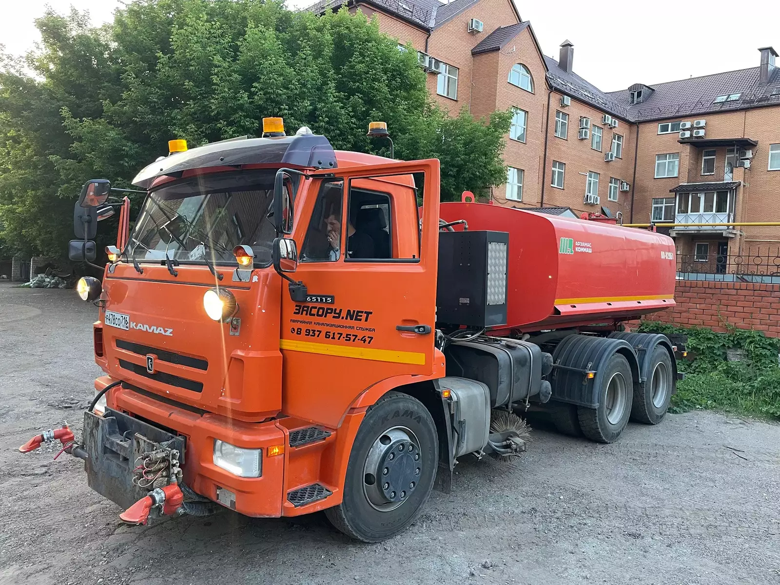 Водовоз для мойки фасадов зданий