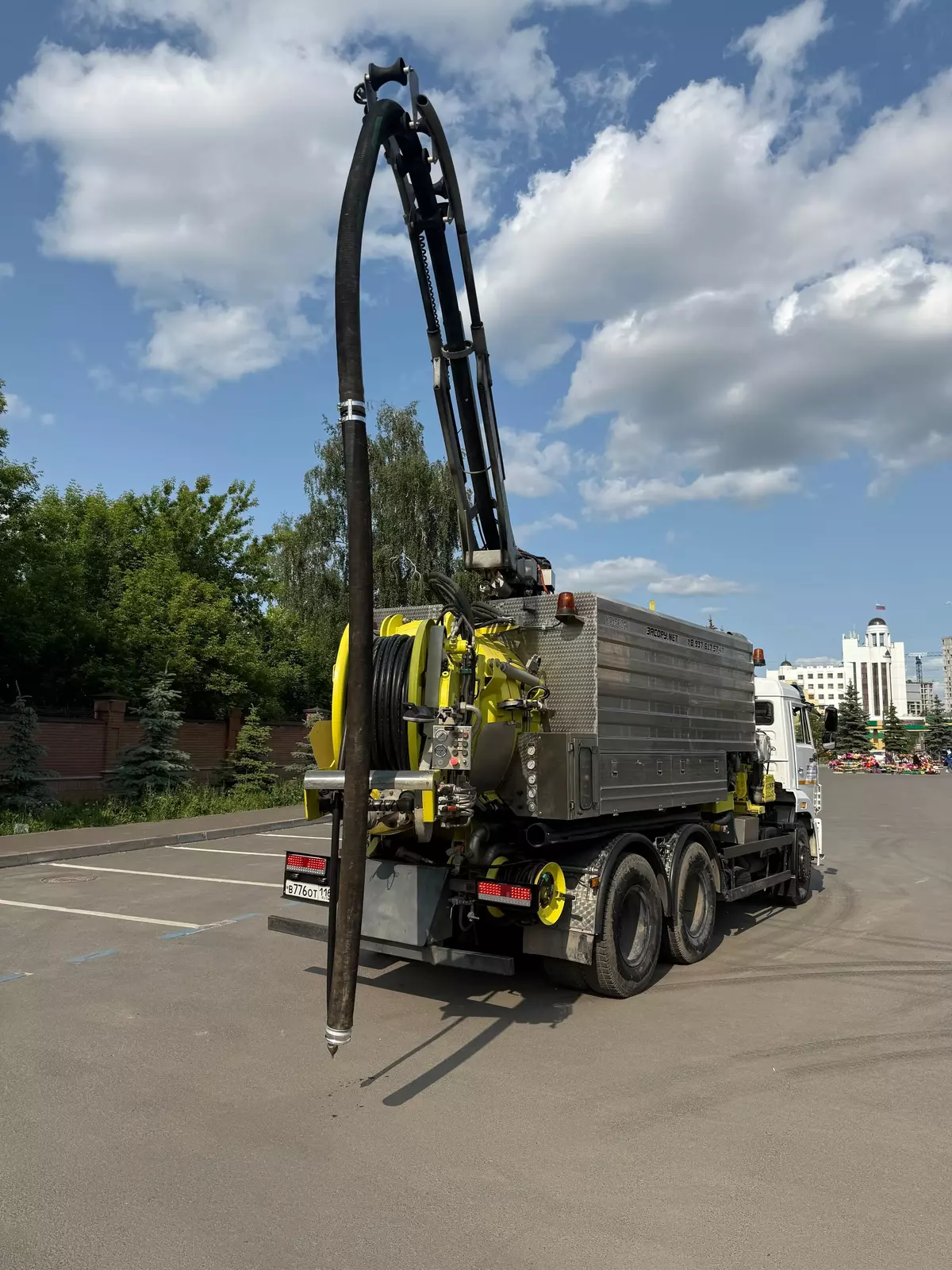 Комбинированная каналопромывочная машина для дорожной инфраструктуры