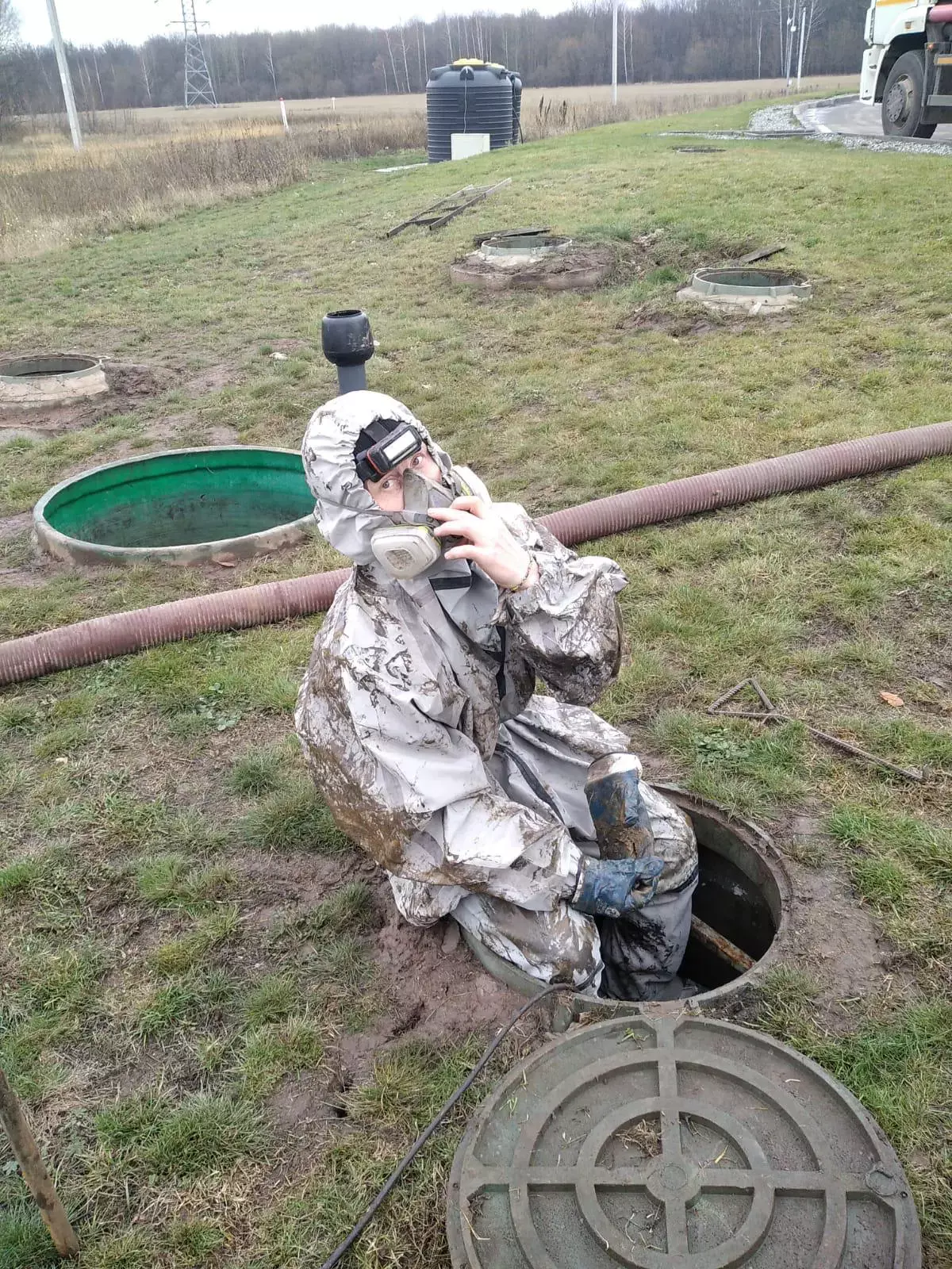 Ручная очистка канализационных колодцев